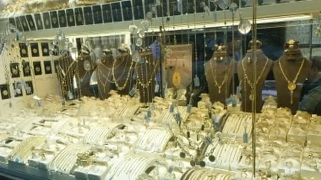 تراجع سعر النصف جنيه الذهب وعيار 21 في الأسواق المصرية خلال التداولات الأخيرة